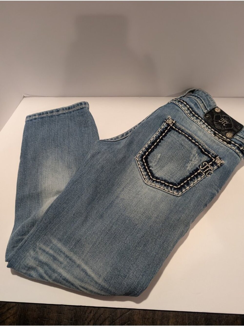 Miss Me Womens Size 27 Blue Denim Capri Jeans With Distressed Details & Embellis
